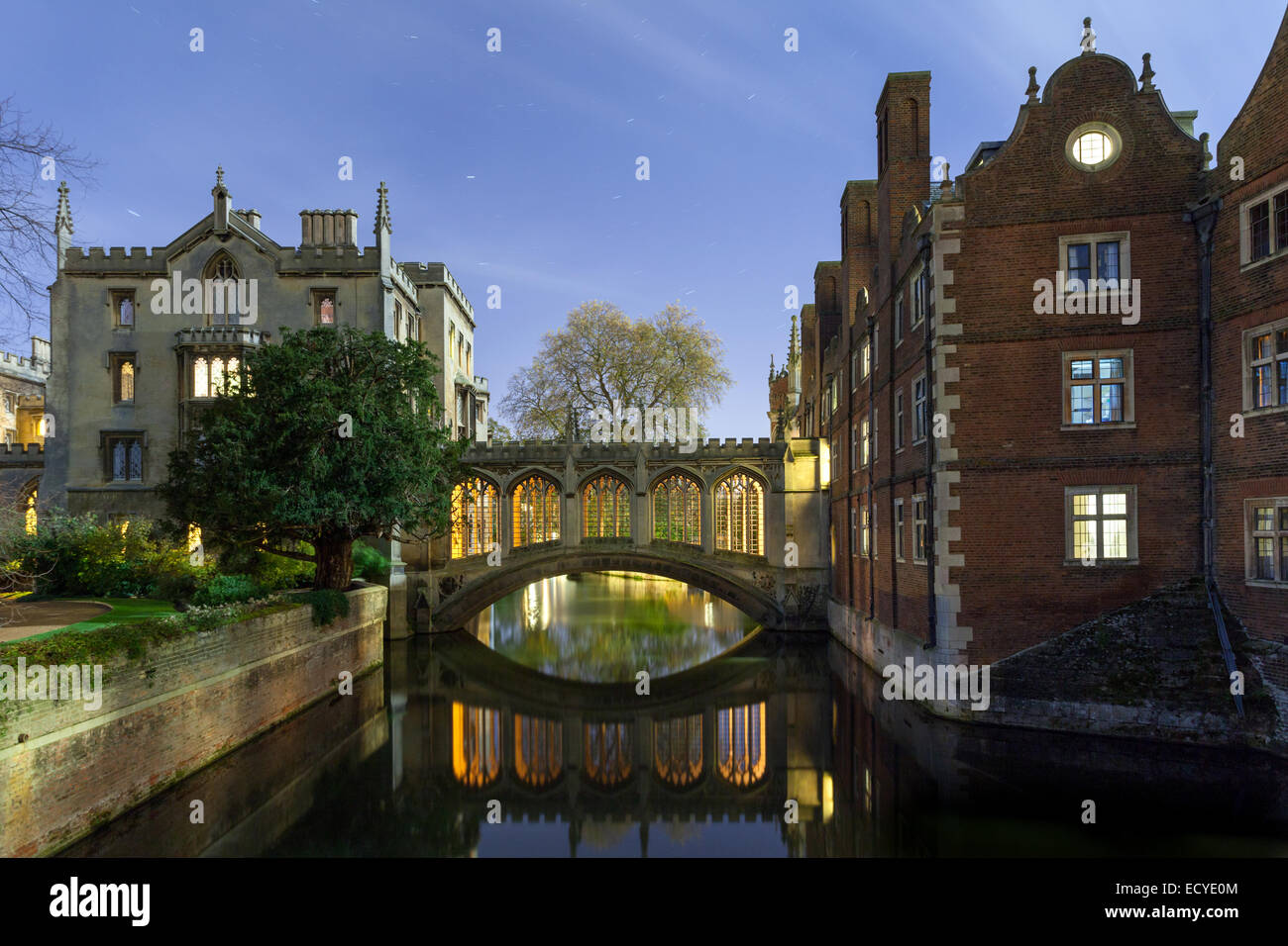 Pont des Soupirs St Johns College, Université de Cambridge la nuit Banque D'Images