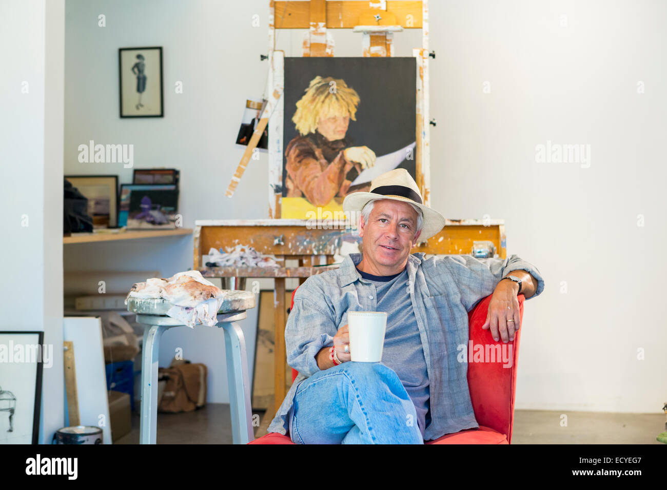 Artiste hispanique plus relaxant dans studio Banque D'Images