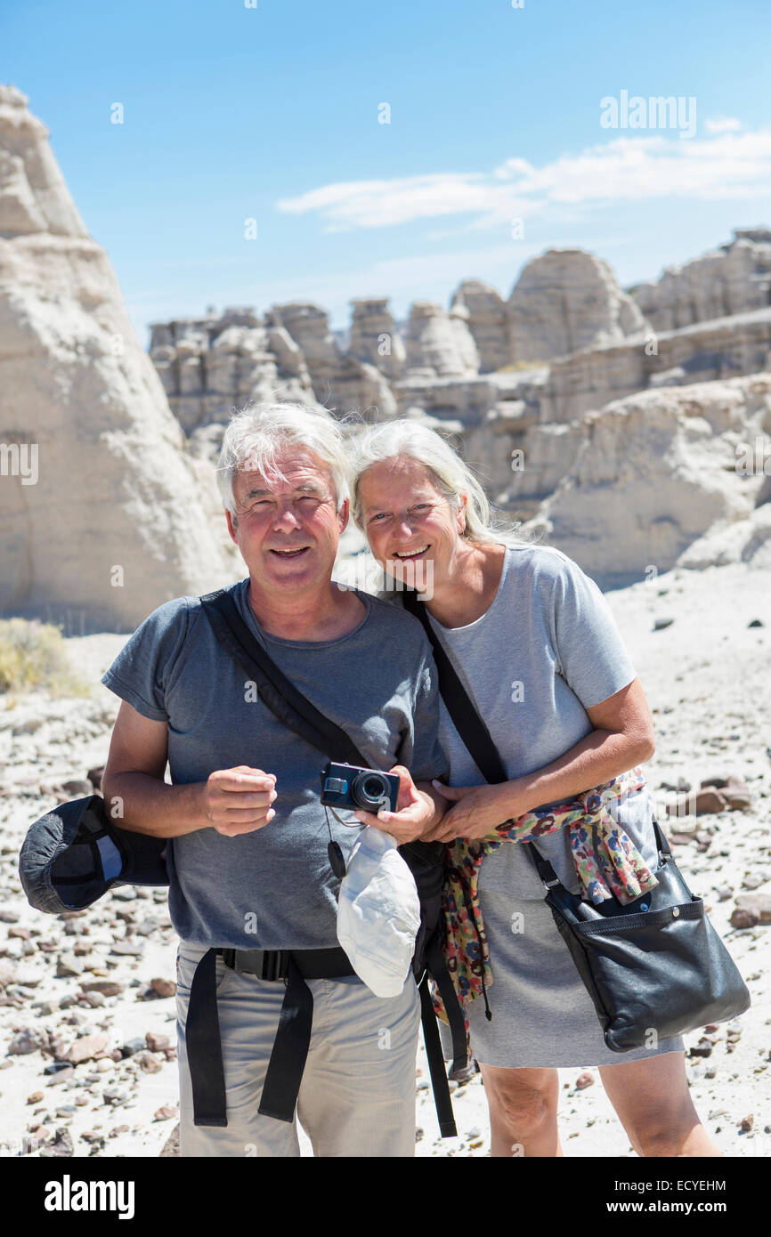 Caucasian couple explorer rock formations Banque D'Images