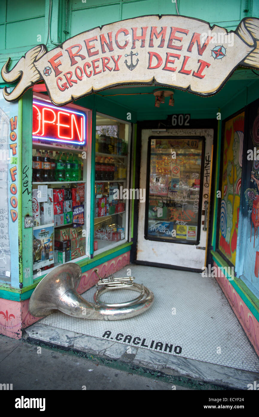 NEW ORLEANS, USA - Le 24 juillet 2014 : un tuba repose dans l'entrée d'un magasin nommé français dans le quartier français de l'Épicerie Banque D'Images
