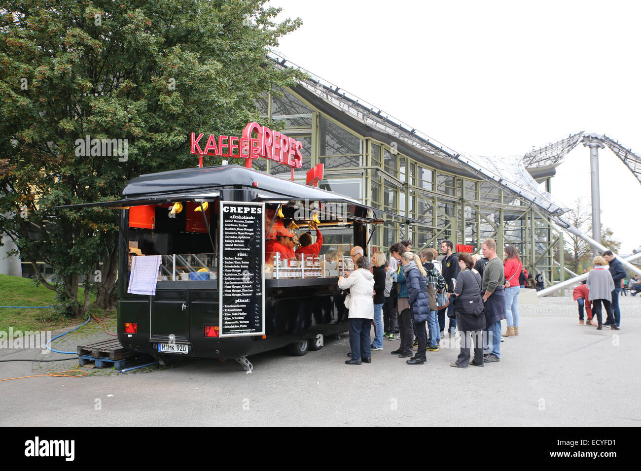 Café en plein air de l'Allemagne des crêpes snack-vendeur de rue, parc olympique de Munich Banque D'Images