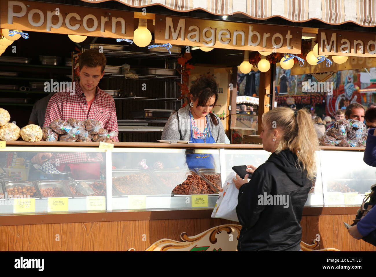Oktoberfest munich street vendor selling popcorn Banque D'Images