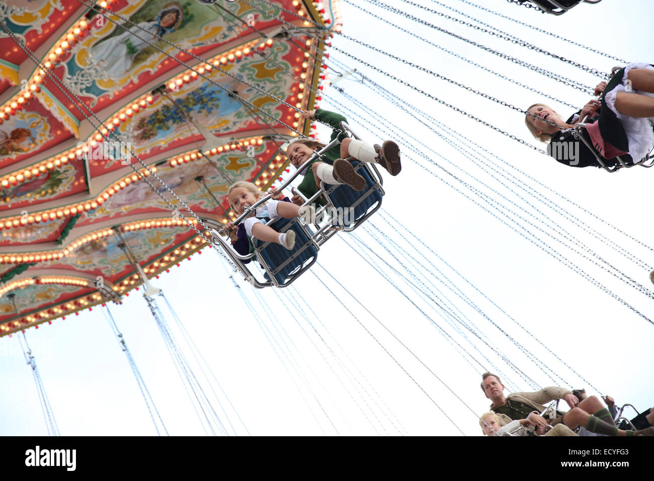 Les jeunes filles enfants balançoire theme park ride 'chaises' vol Banque D'Images