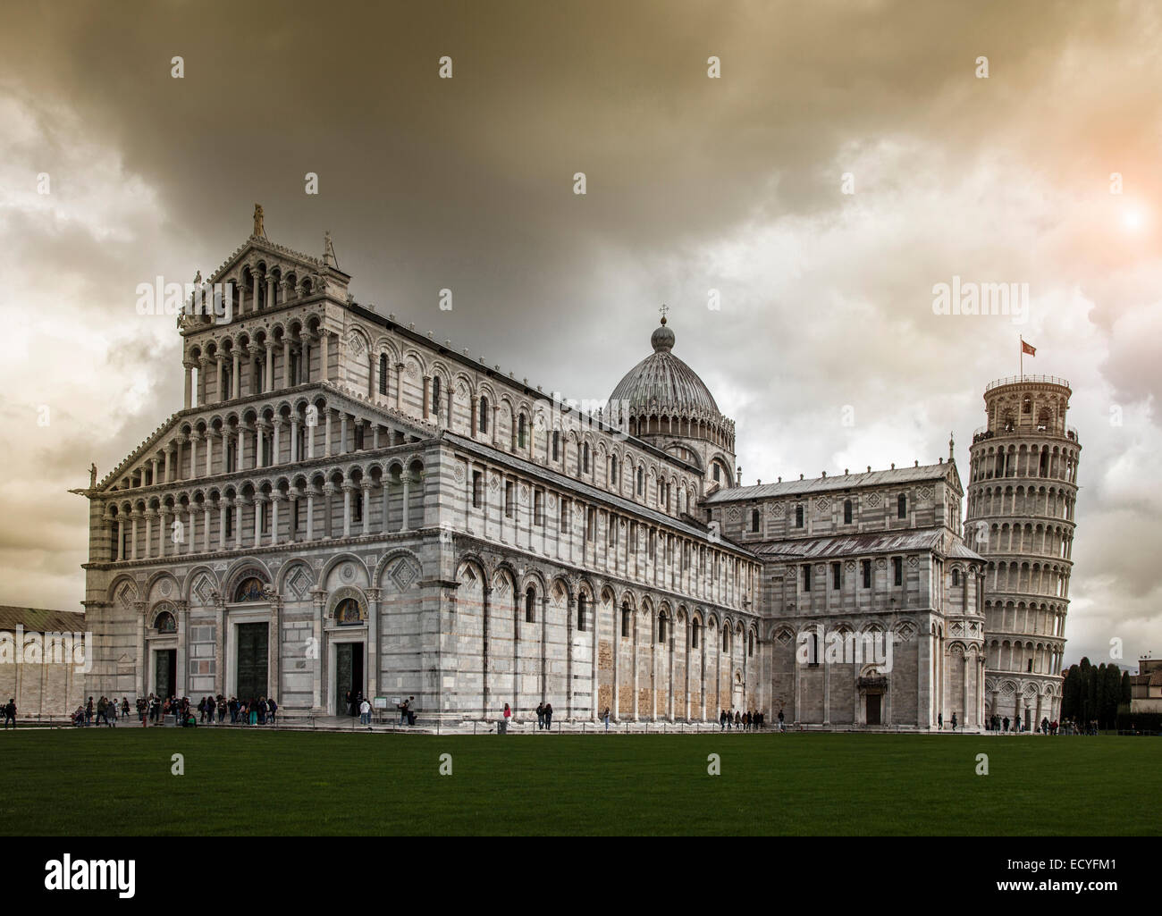 Cathédrale ornée et tour penchée sous ciel nuageux, Pise, Toscane, Italie Banque D'Images
