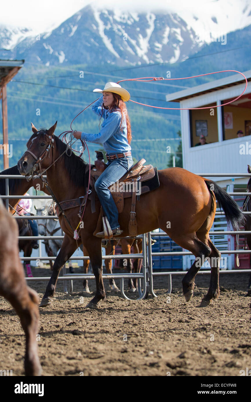 Caucasian girl riding horse in rodeo sur ranch Banque D'Images