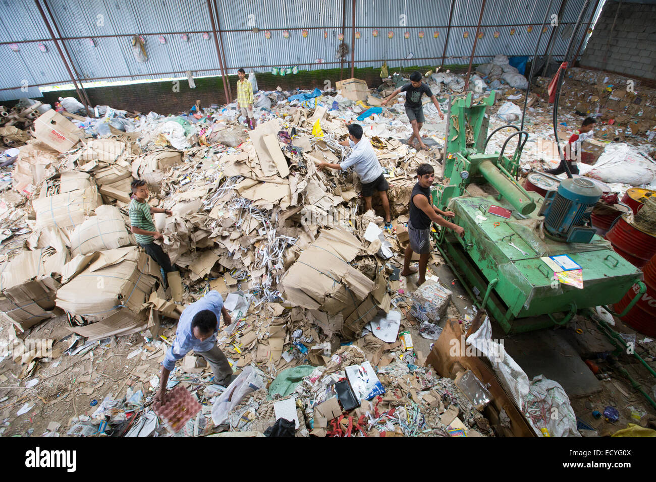 Traiter les déchets recyclés à Katmandou, Népal Banque D'Images