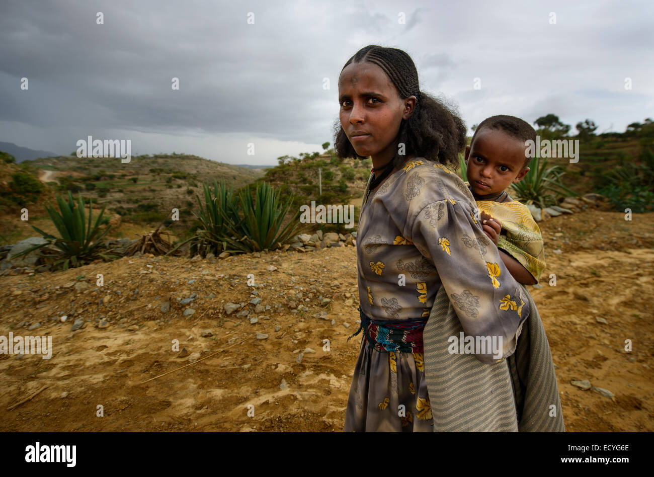 Avec bébé fille Tigrayan orthodoxe éthiopienne et typique des tatouages sur le front, l'Ethiopie Banque D'Images