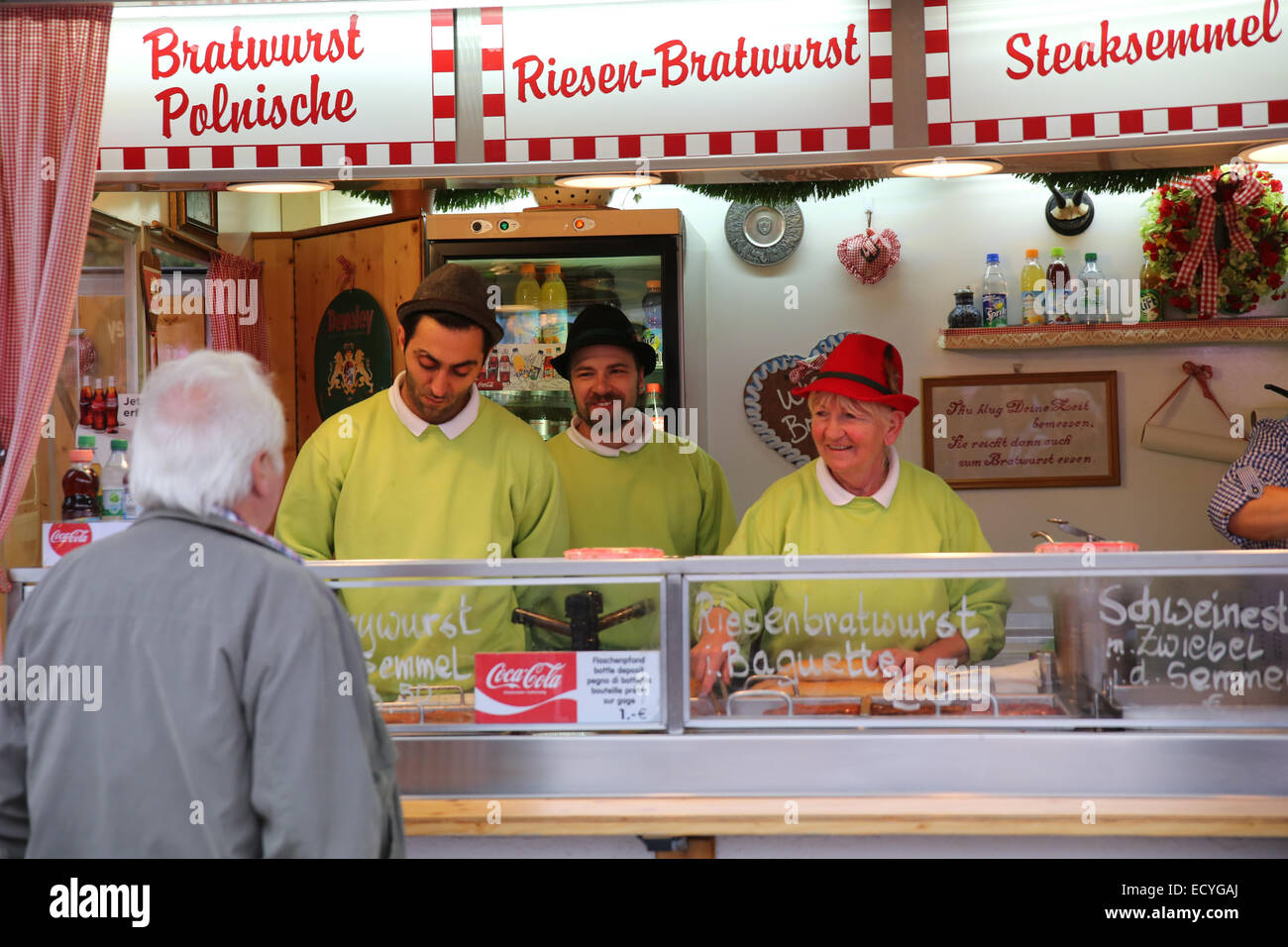 Bratwurst saucisse allemande Oktoberfest Munich Allemagne festival du vendeur Banque D'Images