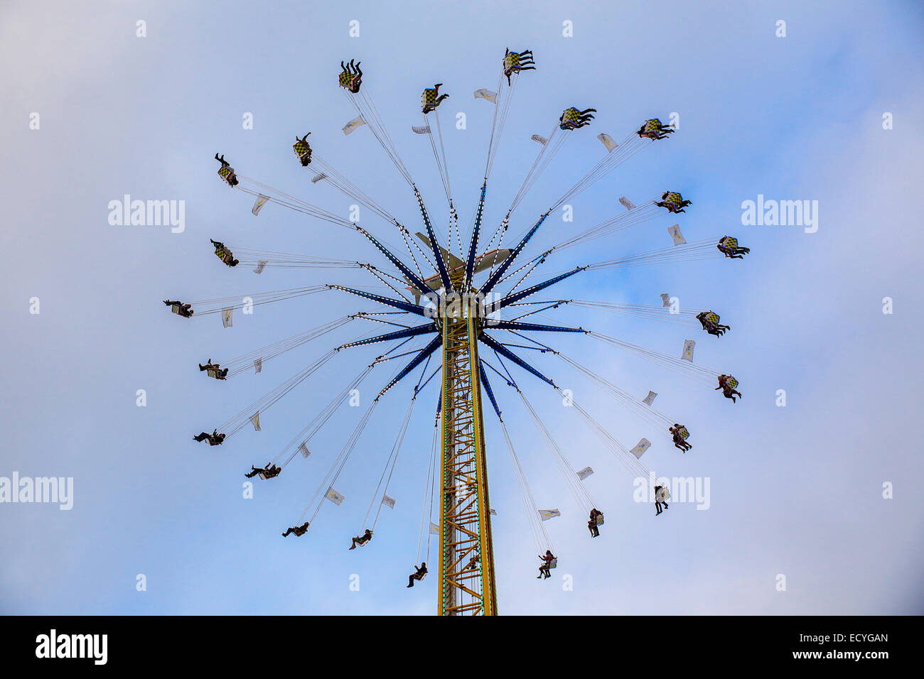 Rotation du parc d'attractions à sensations fortes effrayant ciel bleu Banque D'Images