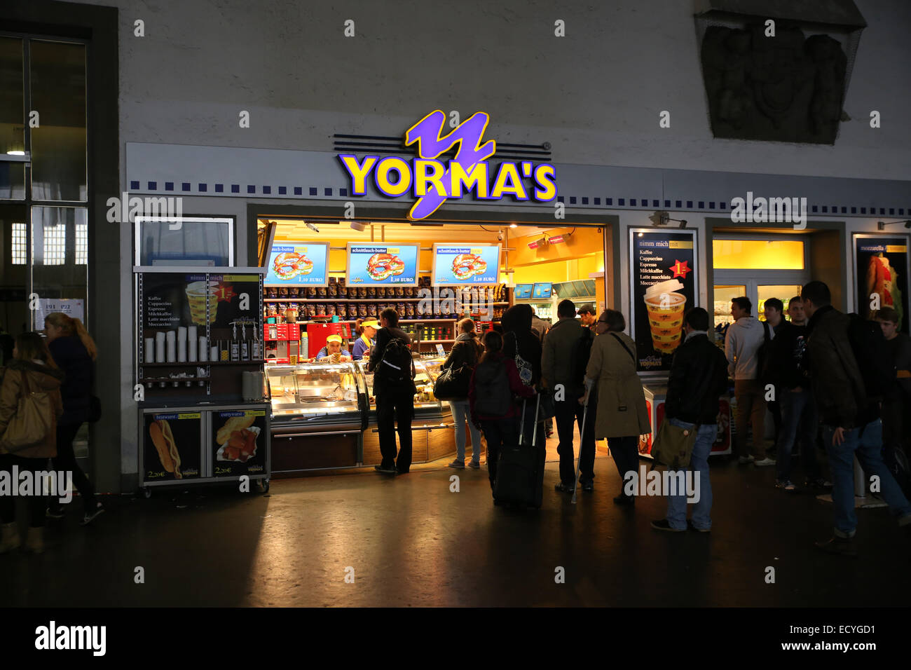 Casse-croûte de la gare les gens de vendeurs d'aliments de l'Yormas Yorma lineup Banque D'Images