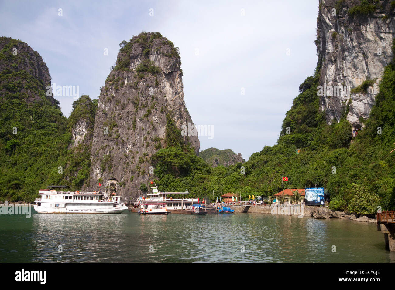 Les bateaux d'excursion dans la baie d'Ha Long, Vietnam. Banque D'Images