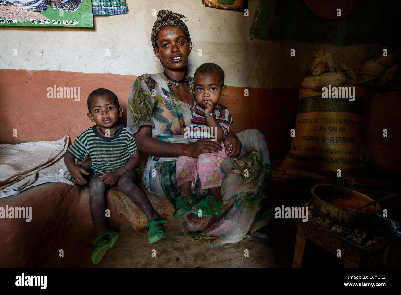 Mère avec ses enfants, du Tigré, en Ethiopie Banque D'Images