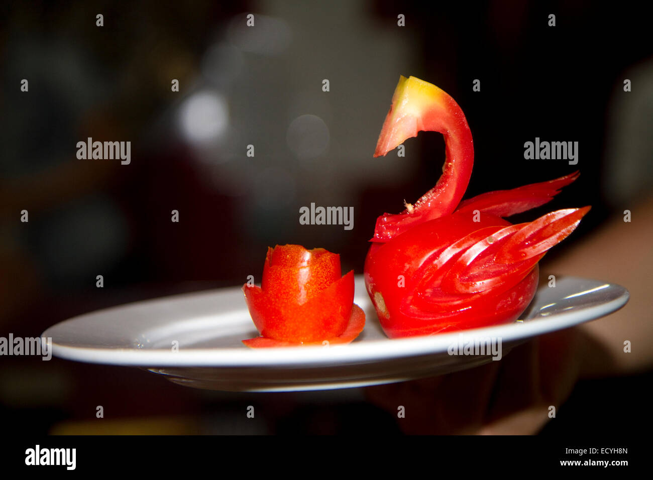 Un cygne taillé d'une tomate sur le bateau d'excursion vietnamienne dans la baie d'Ha Long, Vietnam. Banque D'Images