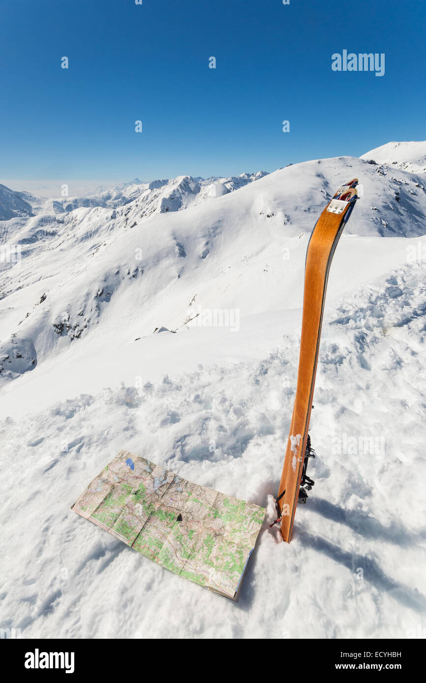 Paire de ski retour à l'orange et de phoque d'une carte topographique sur le haut de la montagne avec vue majestueuse de l'italien Banque D'Images