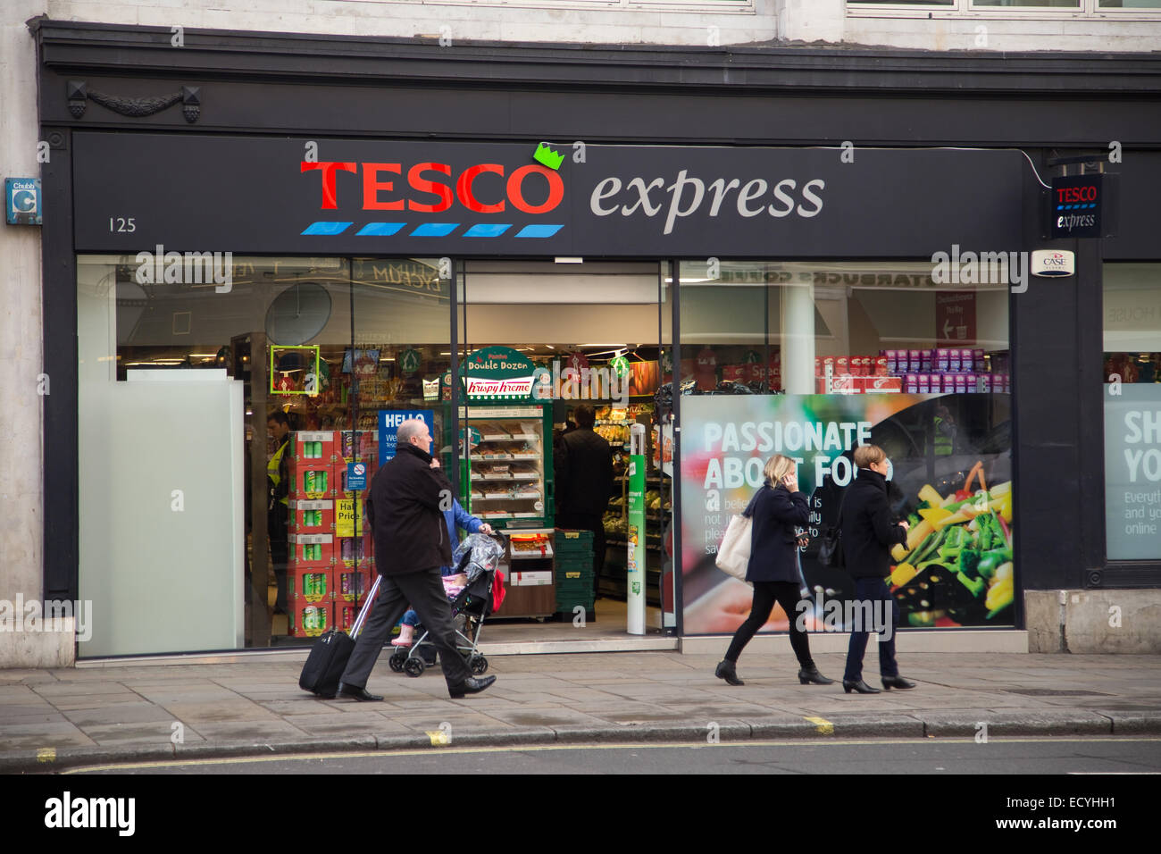Londres - 11 DÉCEMBRE : l'extérieur d'un supermarché Tesco's express sur le Décembre 11th, 2014, à Londres, Angleterre, Royaume-Uni. Tesco Banque D'Images