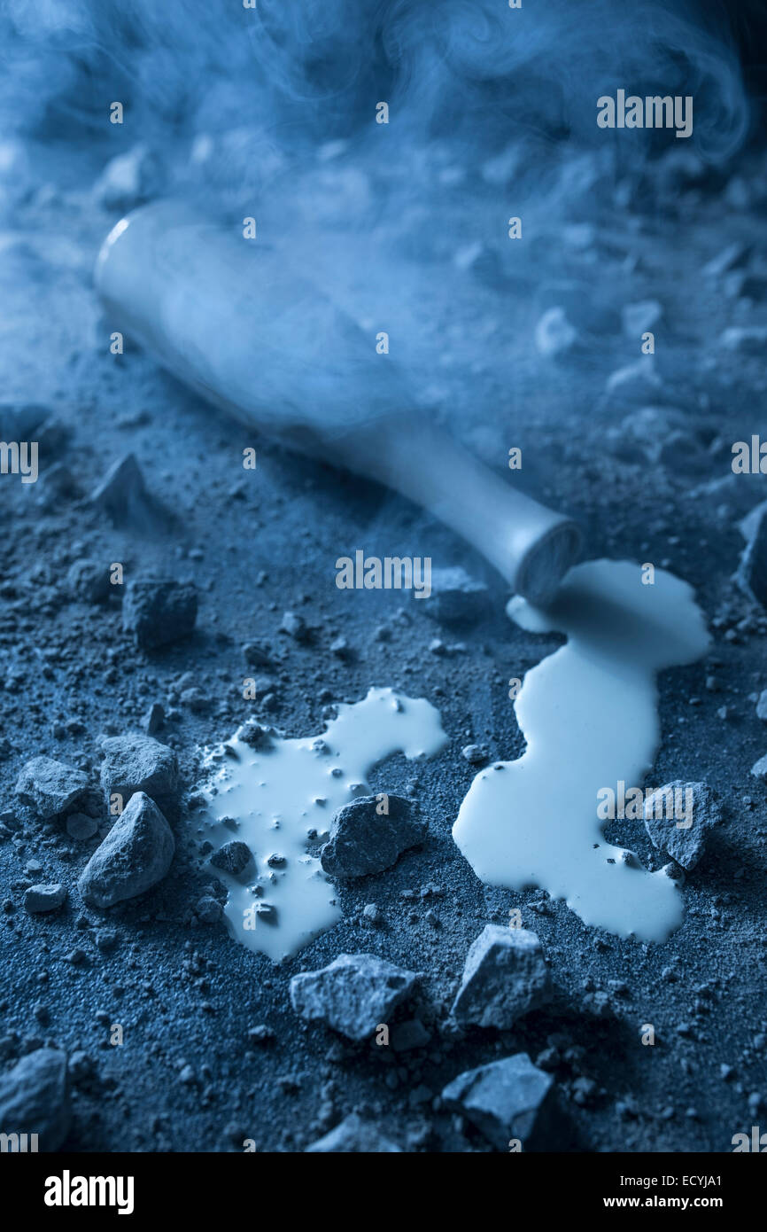 Bouteille de liquide blanc en colère se répandre dans la nuit. Banque D'Images Bouteille de liquide blanc en colère se répandre dans la nuit. Banque D'Images