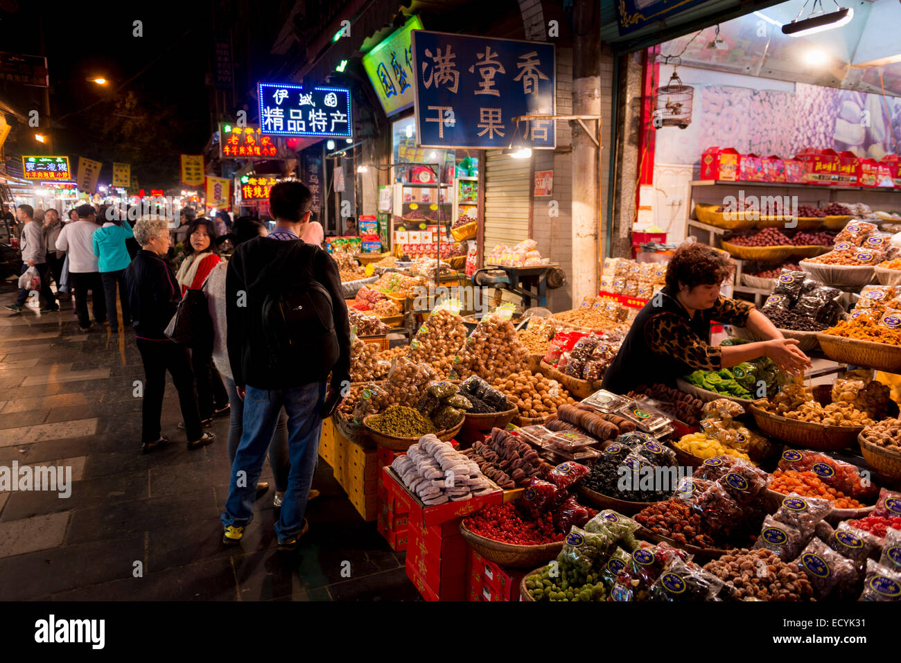 Bei Yuan Hommes alimentaire musulmane marché nocturne dans Xi'an, Shaanxi, China 2014 Banque D'Images