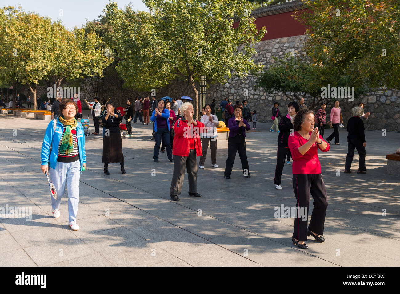 Les femmes âgées à danser à un parc à Xi'an, Chine Banque D'Images