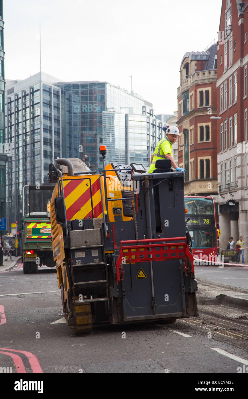 Londres - le 18 octobre : le resurfaçage d'un ouvrier non identifiés road sur Octobre 18, 2014 à Londres, Angleterre, Royaume-Uni. Le conseil de ville ca Banque D'Images
