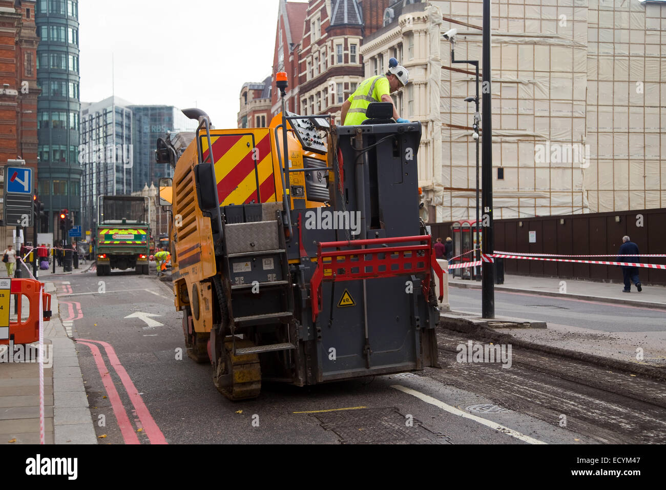 Londres - le 18 octobre : le resurfaçage d'un ouvrier non identifiés road sur Octobre 18, 2014 à Londres, Angleterre, Royaume-Uni. Le conseil de ville ca Banque D'Images