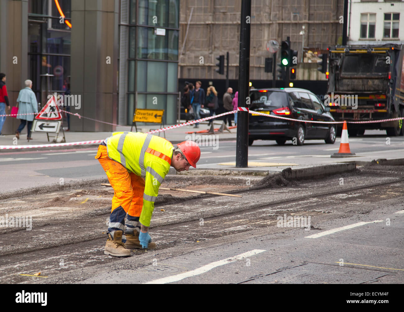 Londres - le 18 octobre : le resurfaçage d'un ouvrier non identifiés road sur Octobre 18, 2014 à Londres, Angleterre, Royaume-Uni. Le conseil de ville ca Banque D'Images