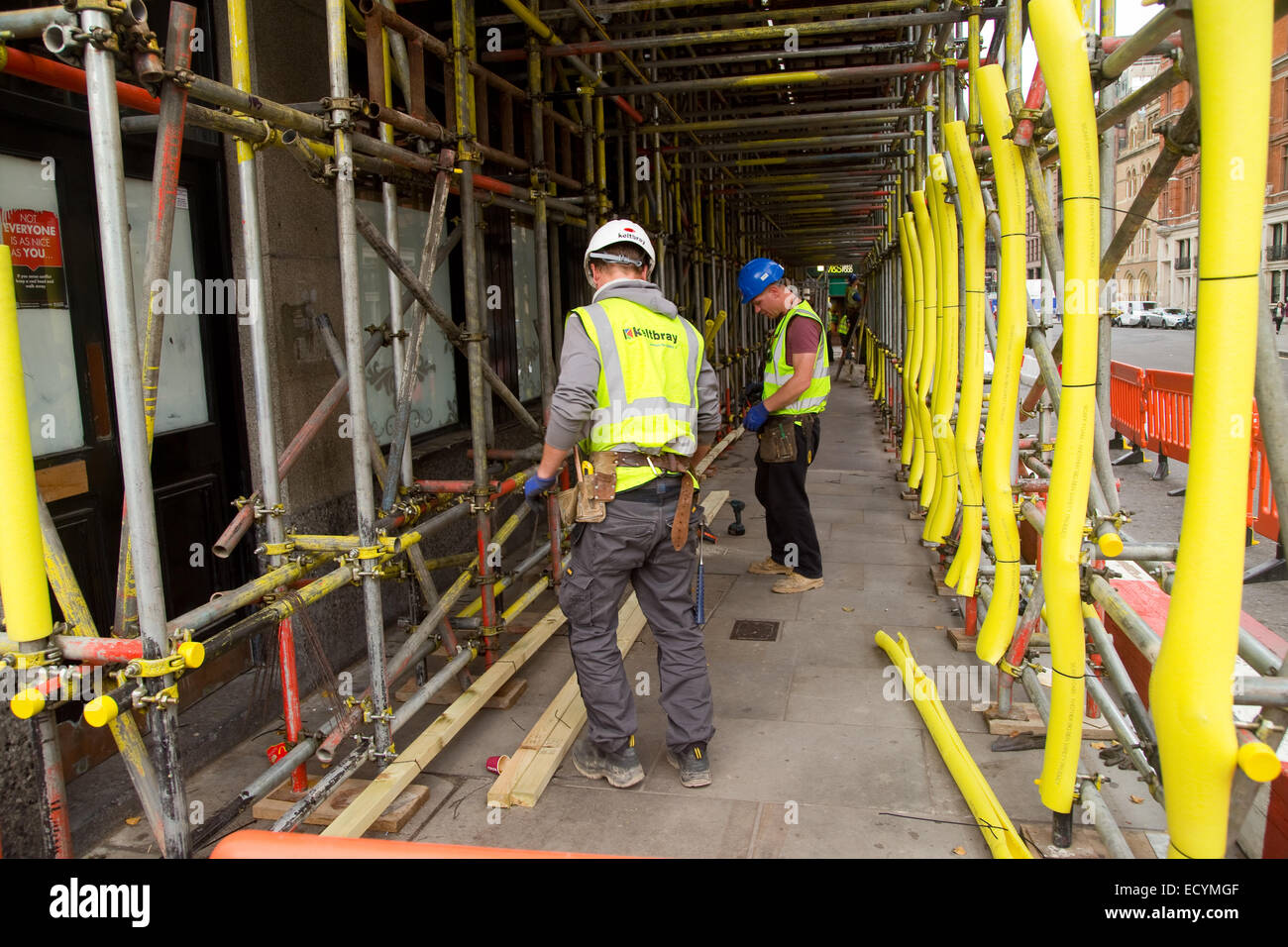 Londres - le 18 octobre : Keltbray workman inspection échafaudage sur Octobre 18, 2014 à Londres, Angleterre, Royaume-Uni. Keltbray est une s Banque D'Images