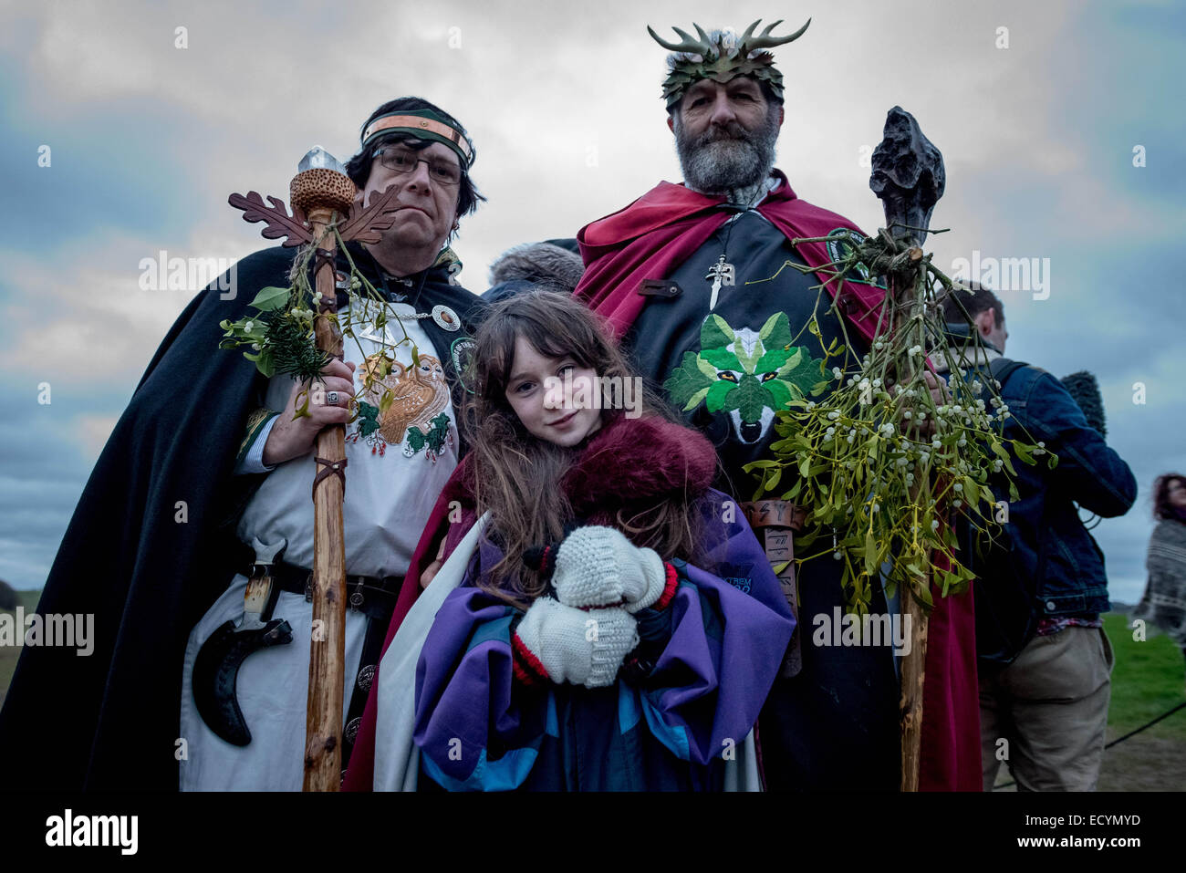 Stonhenge, Wiltshire, Royaume-Uni. Dec 22, 2014. Les druides d'aujourd'hui, les païens et autres fêtards recueillir à Stonehenge dans la plaine de Salisbury pour célébrer le premier jour de l'hiver.L'événement a attiré des centaines de personnes de UK et à l'étranger. © Grant Vélaires/ZUMA/ZUMAPRESS.com/Alamy fil Live News Banque D'Images