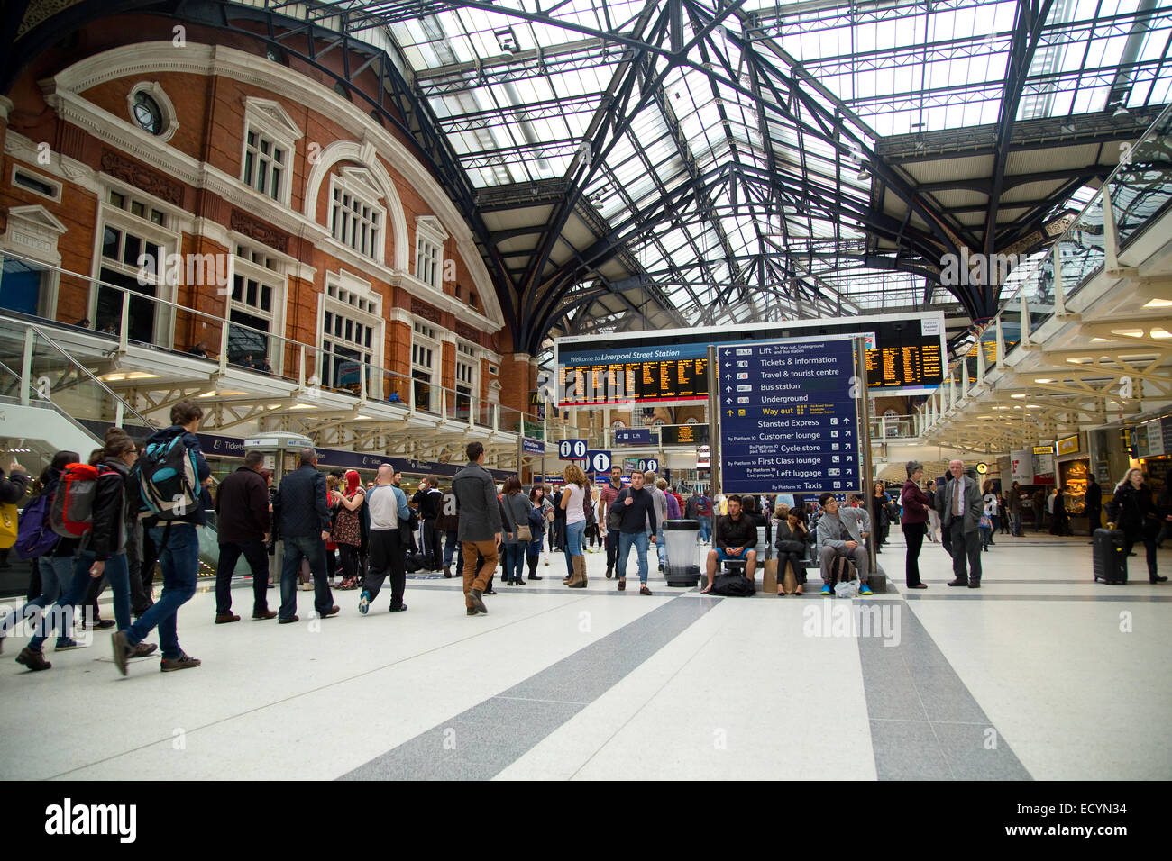 Londres - le 18 octobre : l'intérieur de la gare de Liverpool street sur Octobre 18, 2014 à Londres, Angleterre, Royaume-Uni. Je Liverpool street Banque D'Images