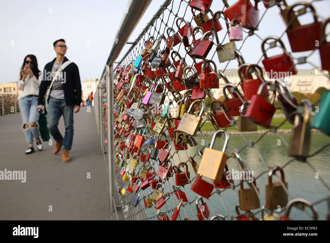 Jeune couple love lock bridge Europe Banque D'Images