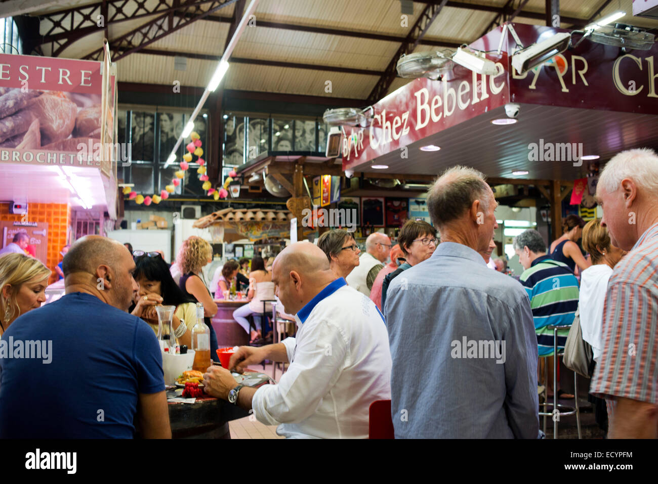 Narbonne, marché des restaurants. La France. Bien plus qu'un marché, les Halles de Narbonne sont l'un des centres nerveux de la ville. Bui Banque D'Images
