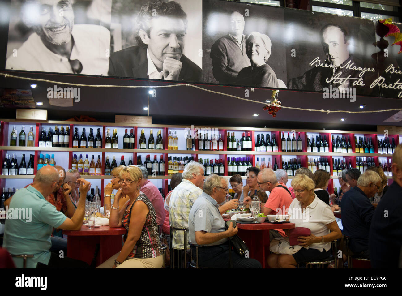 Narbonne, marché des restaurants. La France. Bien plus qu'un marché, les Halles de Narbonne sont l'un des centres nerveux de la ville. Bui Banque D'Images