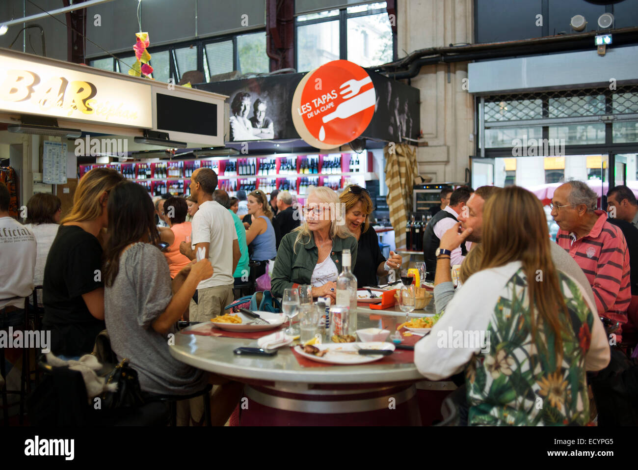 Narbonne, marché des restaurants. La France. Bien plus qu'un marché, les Halles de Narbonne sont l'un des centres nerveux de la ville. Bui Banque D'Images