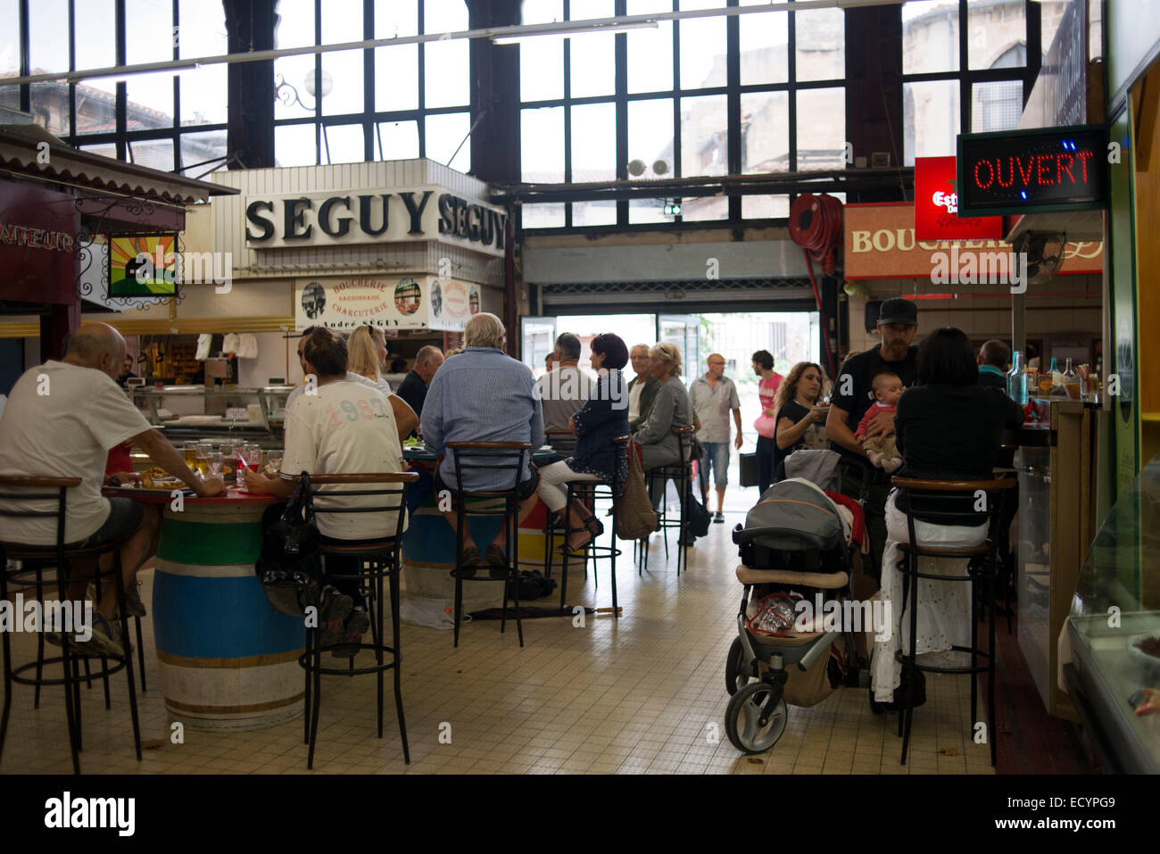 Narbonne, marché des restaurants. La France. Bien plus qu'un marché, les Halles de Narbonne sont l'un des centres nerveux de la ville. Bui Banque D'Images