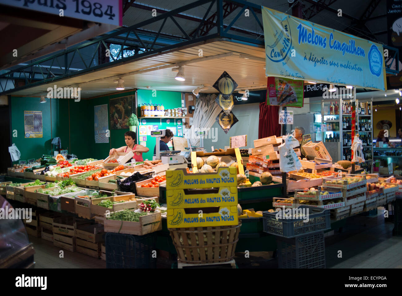 Narbonne, fruits et légumes du marché de souvenirs. La France. Bien plus qu'un marché, les Halles de Narbonne sont l'un des centres nerveux o Banque D'Images