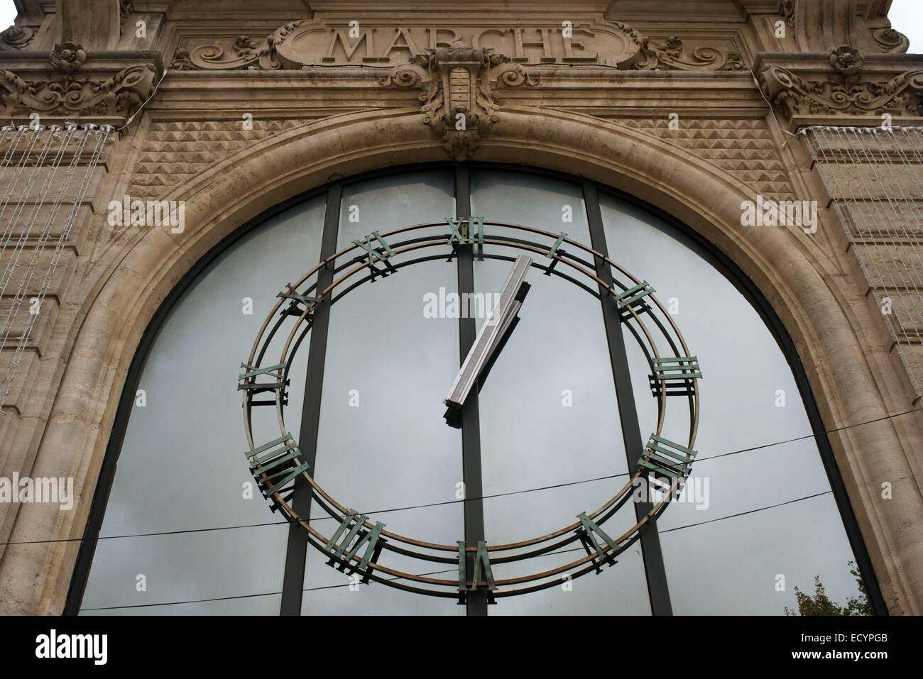 Narbonne, le marché de l'horloge. La France. Halles' s porte et son horloge. Bien plus qu'un marché, les Halles de Narbonne sont l'une des terminaisons Banque D'Images