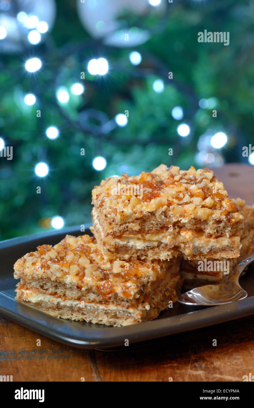 Morceaux de gâteau aux noix et caramel sur fond de Noël Banque D'Images