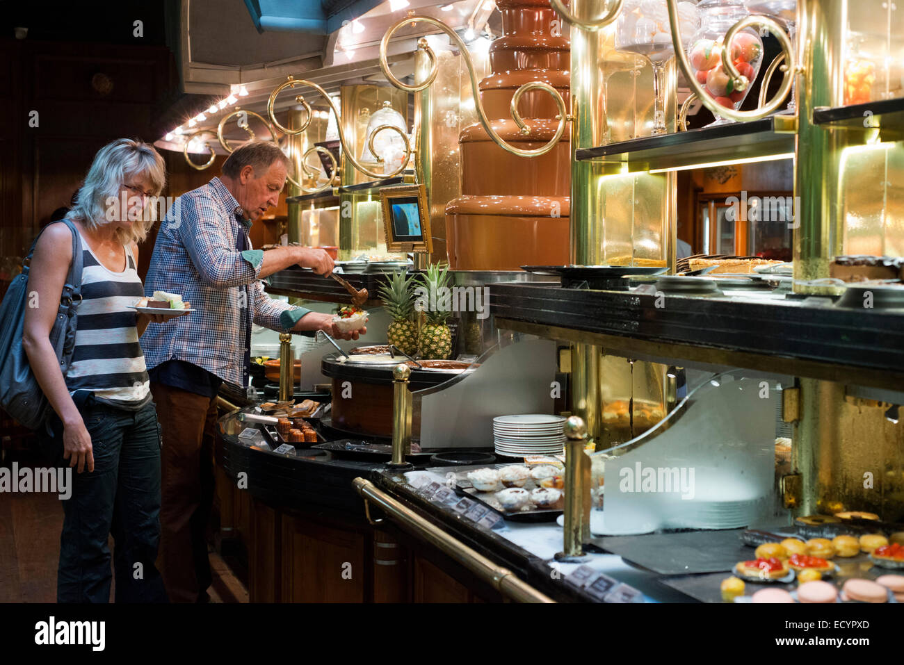 Les Grands buffets du restaurant. Narbonne. La France. La tradition sans  limites ! Les Grands buffets met vous emmener en voyage e Photo Stock -  Alamy