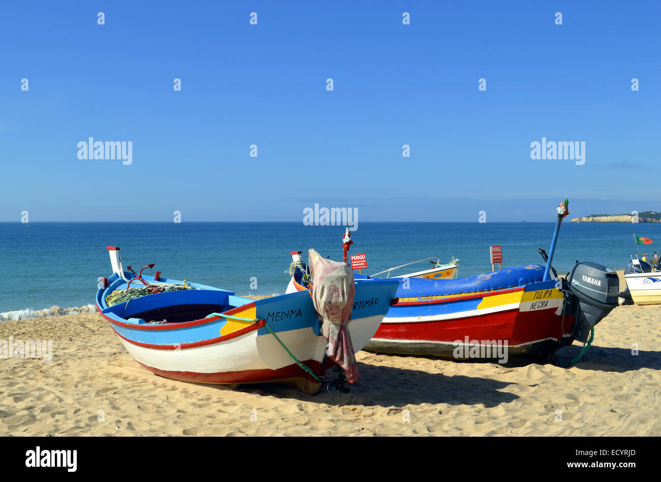 Bateaux de pêche colorés sur Fishersmans plage Armacao De Pera Banque D'Images