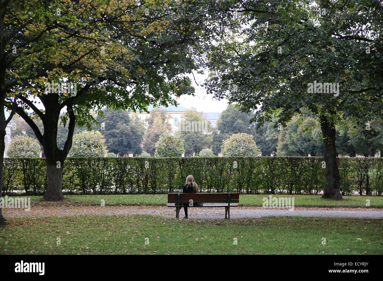 Blonde woman relax extérieur parc Hofgarten jardin Munich Banque D'Images