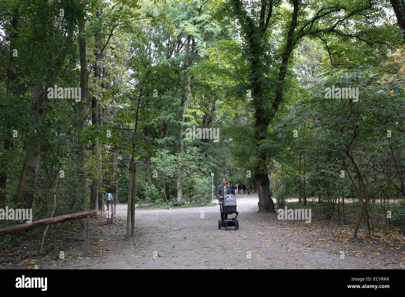 Mère à l'intérieur de la poussette Munich Englischer Garten Banque D'Images