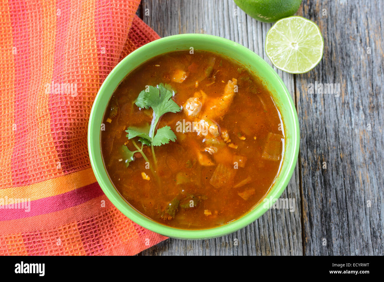 Soupe de tortilla avec la coriandre et citron vert frais sur fond de bois rustique Banque D'Images