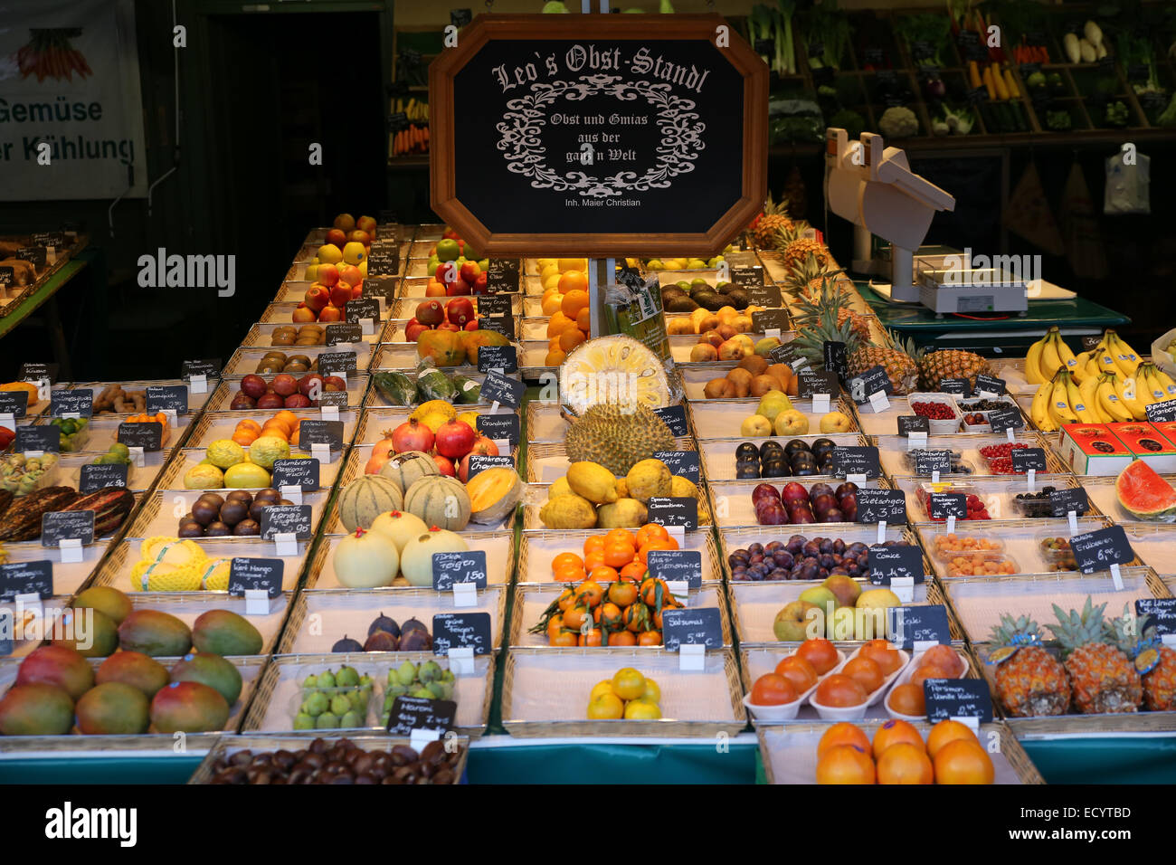 Open outdoor market fruit vendor Europe Munich Banque D'Images