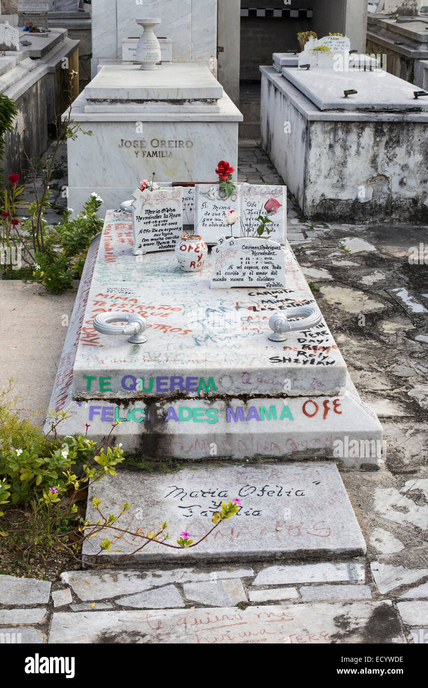 Tombes de la Nécropole Cristobal Colon cimetière, La Havane, Cuba Banque D'Images