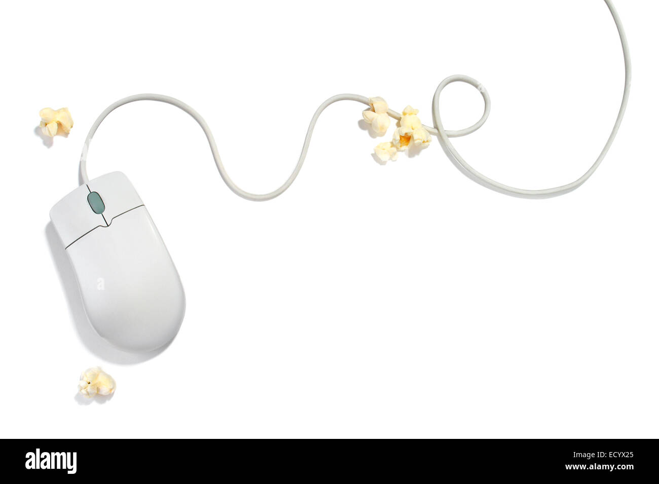 Pop-corn et une souris d'ordinateur sur fond blanc. Banque D'Images