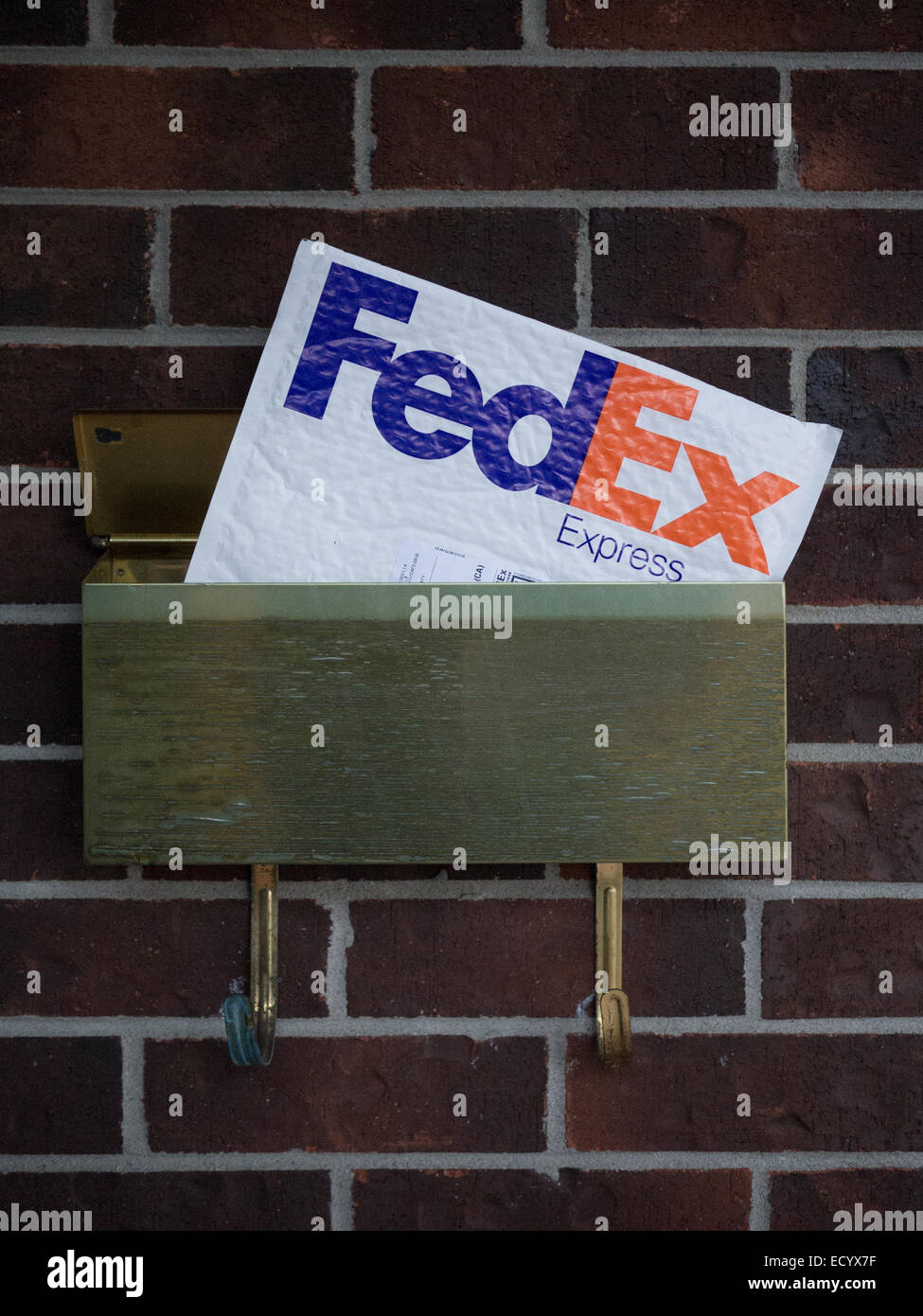 Boîte aux lettres à l'intérieur de l'enveloppe blanche de Fedex Banque D'Images