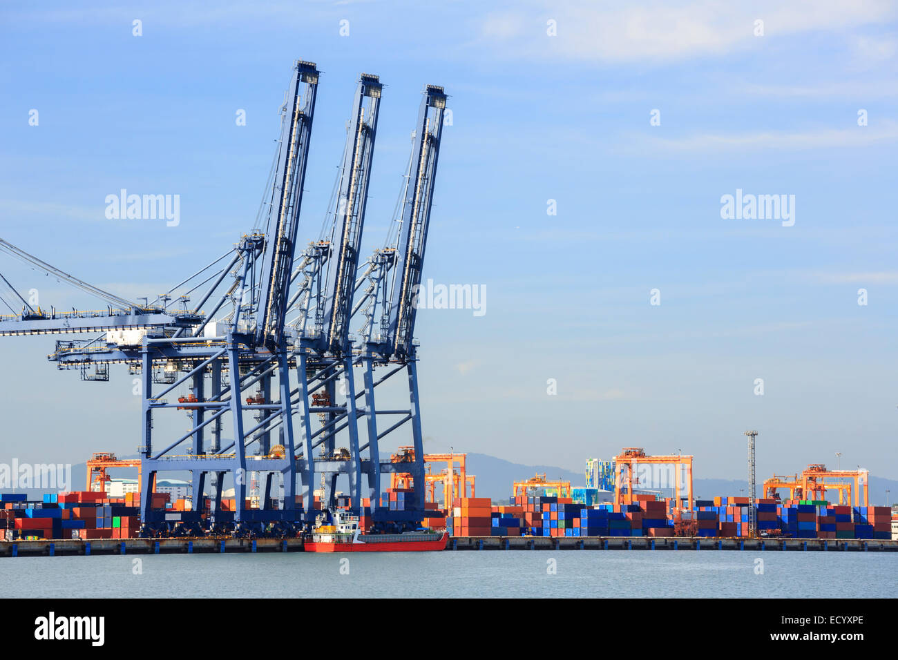 Grand port industriel à l'aide comme les transports de marchandises et global business Banque D'Images