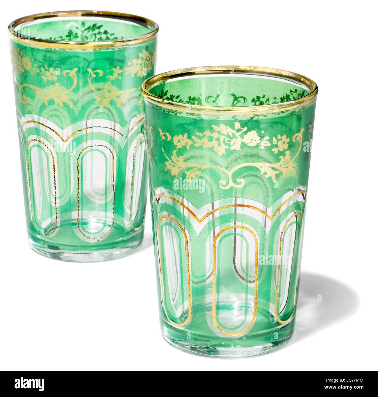 Or et vert en verre tasses de thé marocain Banque D'Images