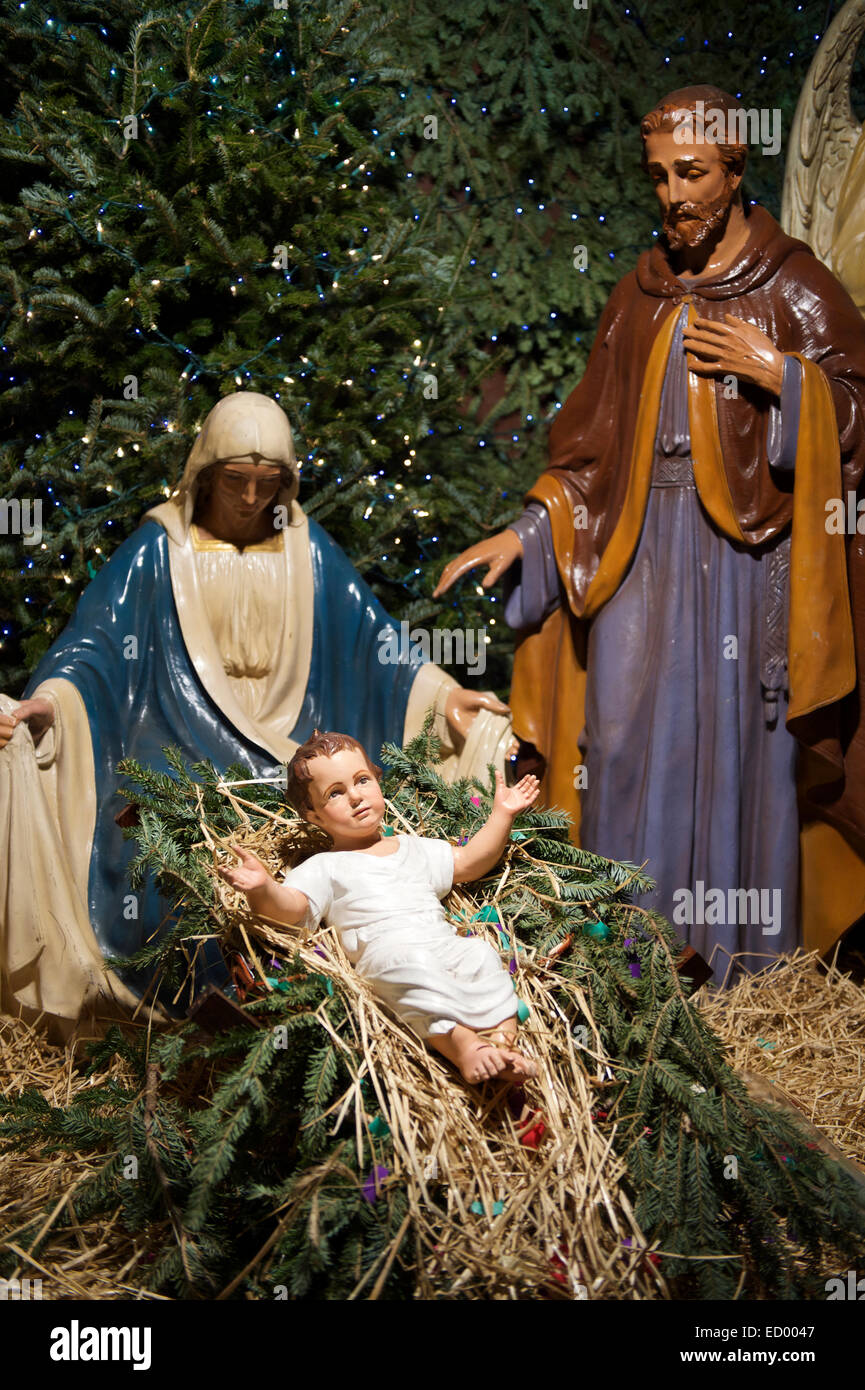 Crèche de Noël avec Marie et Joseph à la recherche sur l'enfant Jésus dans  sa crèche Photo Stock - Alamy