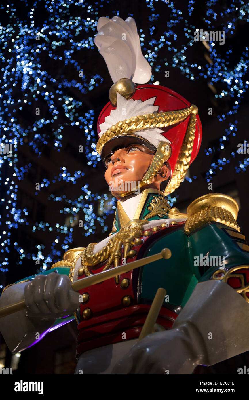 L'affichage de la fenêtre de vacances de Noël de marching batteur dans l'uniforme coloré Banque D'Images