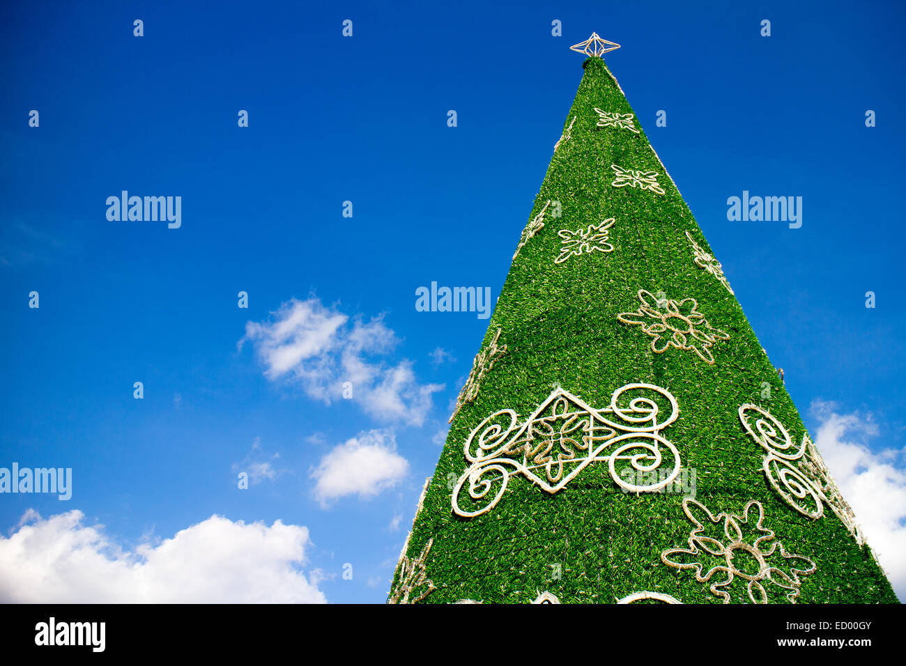 Sapin de Noël géant décoré de ciel bleu d'artifices Banque D'Images